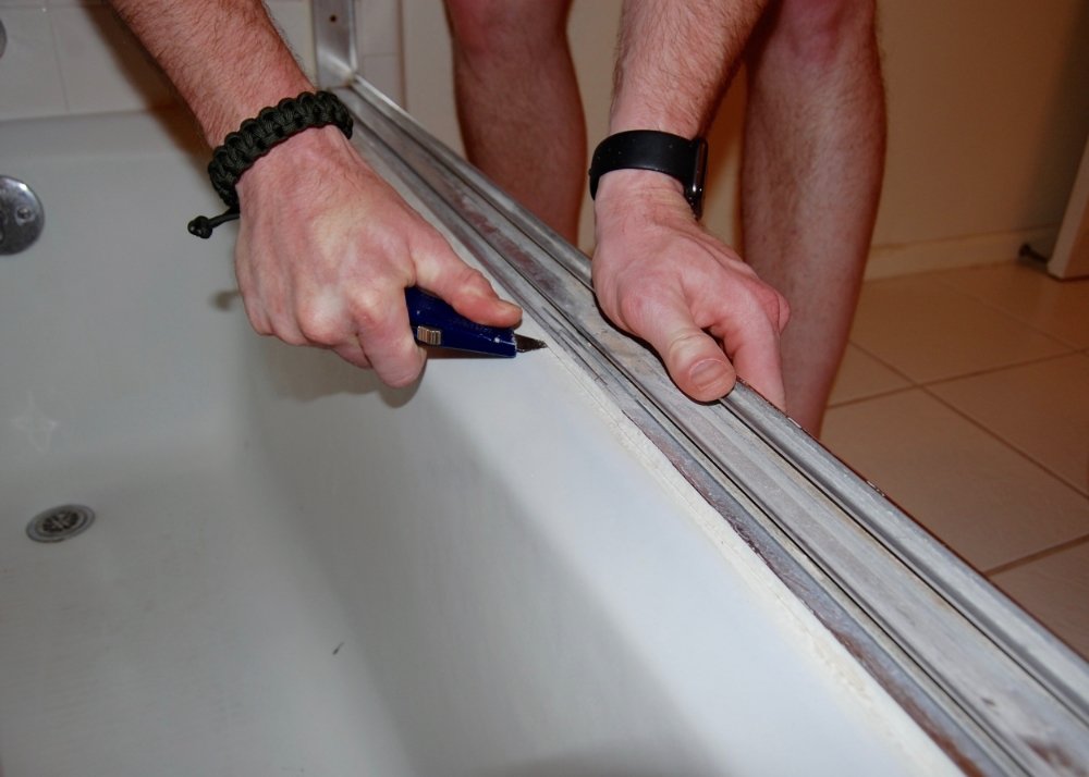 Cutting The Base Track According to the Shower Door